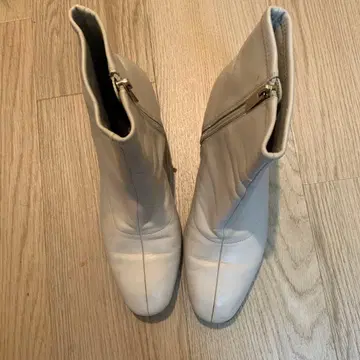 화이트 지퍼 부츠 중간 힐