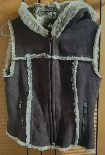 마이클 코스 무스탕 후드 부착 베스트 다크 브라운