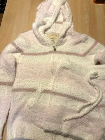 젤라또피케 복슬복슬 후드 부착 룸웨어 핑크와 화이트 상하의 세트