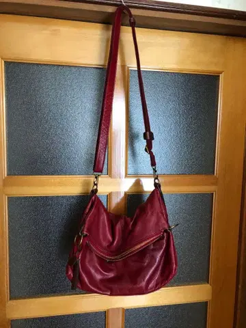 가죽 레드 숄더백 지퍼 포함