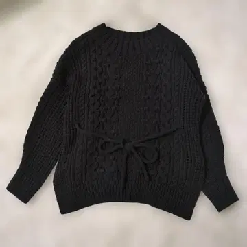블랙 케이블 니트 긴팔 스웨터