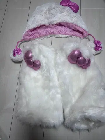 헬로키티 퍼 모자 및 슬리브 세트