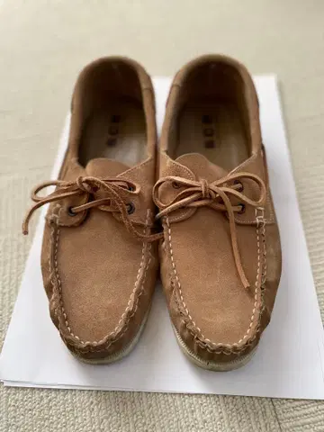 베이지 스웨이드 모카신 신발