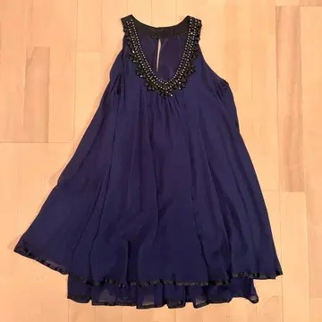 네이비 슬리브리스 플레어 원피스