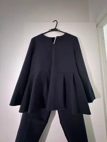 새상품급 플라스테 다크 네이비 모조 진주 페플럼 셋업 L