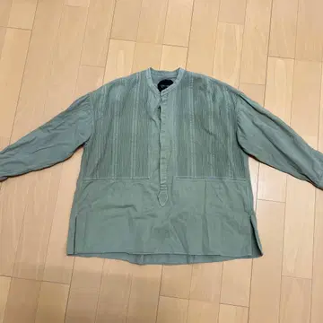 Phaeena 플리츠 디테일 그레이 긴팔 셔츠