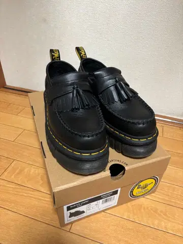 Dr. Martens 로퍼