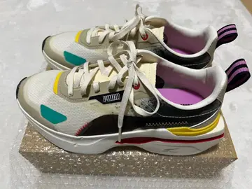 PUMA 화이트 멀티 컬러 스니커즈