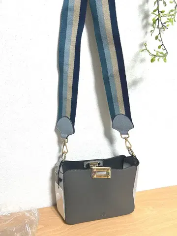 새상품 D.KELLY 숄더백 그레이 블루 스트라이프