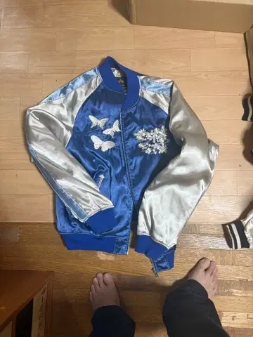 파랑과 은색 나비와 새 자수 스카잔