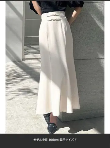 베이지 플레어 스커트 S 사이즈 골드 금장 장식