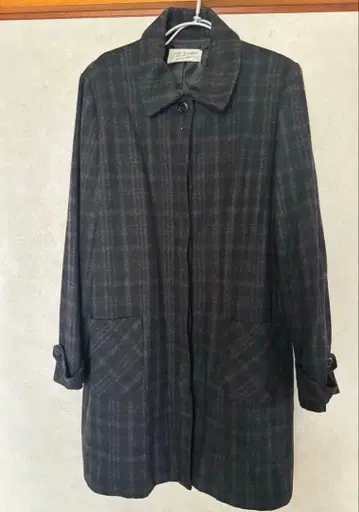 그레이 계열 체크 무늬 스텐카라 코트