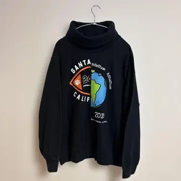 터틀넥 맨투맨 블랙 절개 디자인