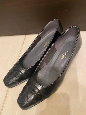 t.inaba 블랙 퀼팅 스퀘어토 펌프스