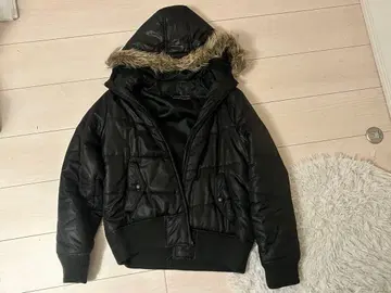 퍼 달린 블랙 다운 자켓