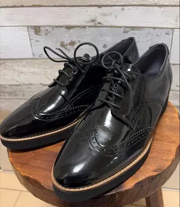 르탈론 통굽 옥스퍼드 슈즈 윙팁 에나멜 블랙