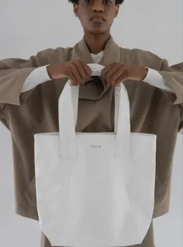 ZUCCA 화이트 토트백