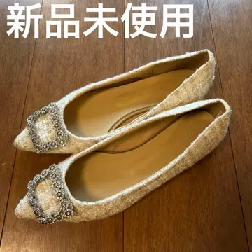 비쥬 장식 화이트 스틸레토 플랫슈즈