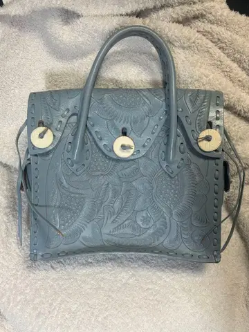 카빙 트라이브스 블루 핸드백