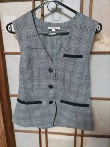 그레이 계열 체크 슬리브리스 베스트