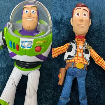 버즈 라이트이어와 우디의 피규어 세트