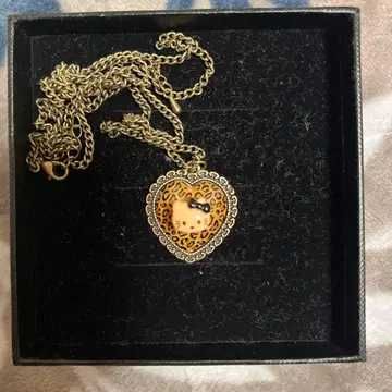 키티의 하트 모양 목걸이