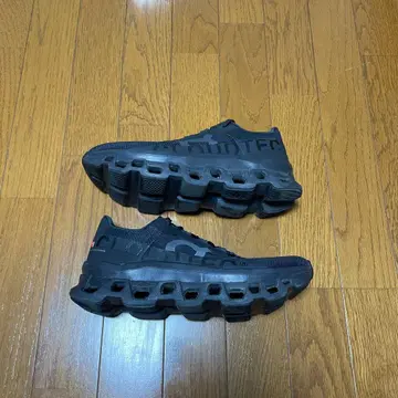 On Cloudmonster 러닝화