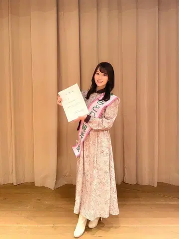 오구라 유이 착용 꽃무늬 긴팔 롱 원피스 핑크