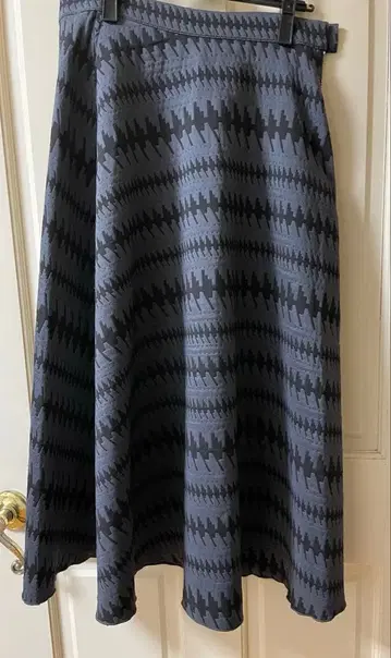 트라노이 마우라 스커트