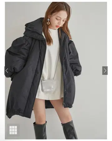 후드 부착 충전솜 다운 몬스터 코트 블랙