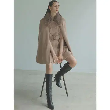 에이미 이스트 월 퍼 칼라 망토 코트