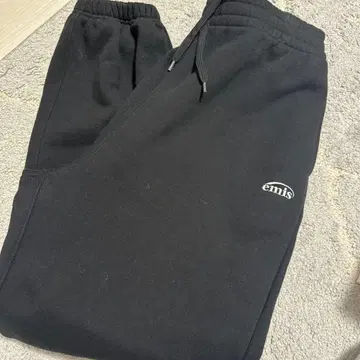 emis 블랙 맨투맨