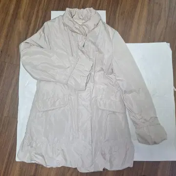 브랜드명 세시오세라 베이지 프릴 밑단 롱 다운 자켓