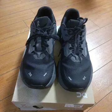 On 블랙 스니커즈