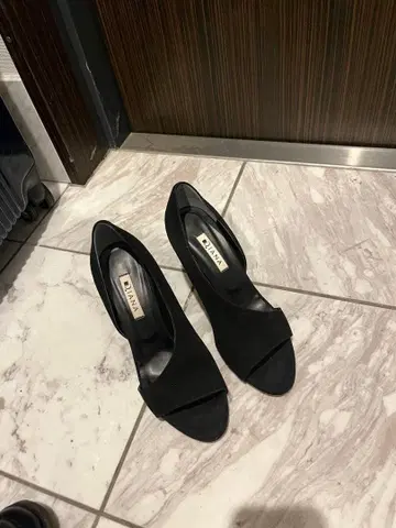 다이애나 블랙 오픈토 하이힐