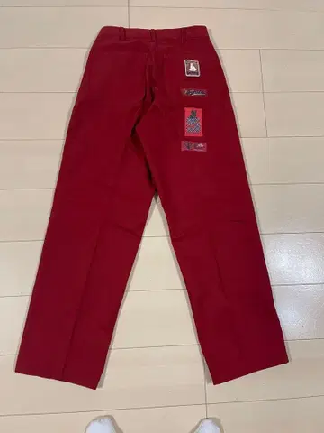 칼 헬무트 빨간색 치노 팬츠 복수 패치 포함