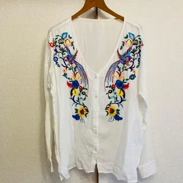 새상품급 그레이스 콘티넨탈 자수 화이트 V넥 긴팔 셔츠