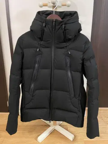 데상트 올테라인 미즈사와 다운 마운테니어 다운 자켓 블랙