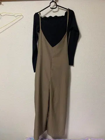 베이지 살로펫 V넥