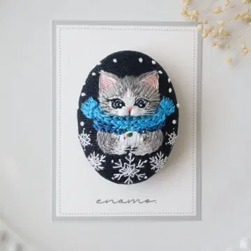 No.696 눈 토끼와 새끼 고양이 (치즈 태비 고양이) 자수 브로치