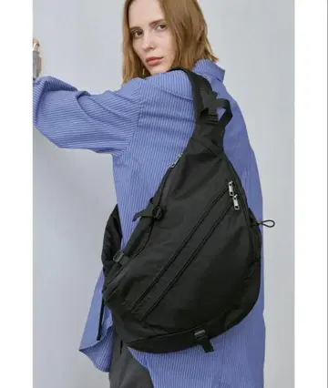 un/neu 발수 멀티 아웃 포켓 문 바디백