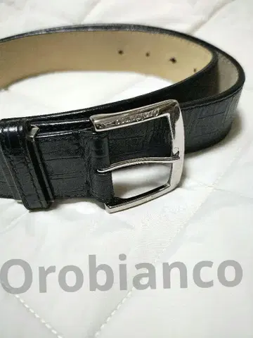 오로비안코 엠보 가죽 벨트 블랙