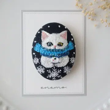 No.698 눈 토끼와 새끼 고양이 (화이트 고양이) 자수 브로치