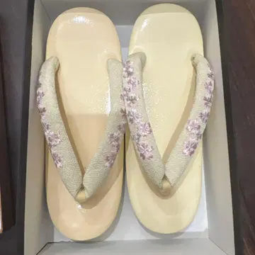 꽃무늬 하나오의 크림색 조리