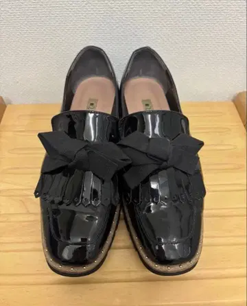 [거의 미사용] DIANA 리본 에나멜 로퍼 블랙 퀼트 텅