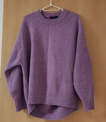 어반리서치 로쏘 백 볼륨 절개 니트