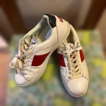 셀렉샵에서 18000엔의 가격으로 팔리고 있던 가죽 스니커즈