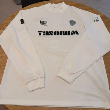 TANGRAM 화이트 모크넥 롱 슬리브 티셔츠