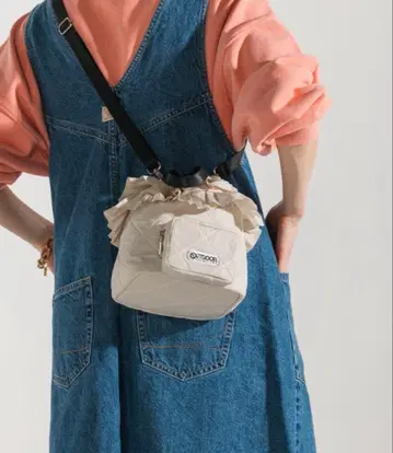 아웃도어프로덕츠 별주 퀼팅 프릴 포켓 숄더백