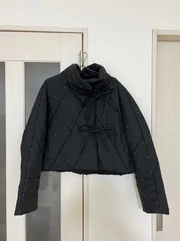 MELLOWNEON 크롭 다운 자켓 블랙